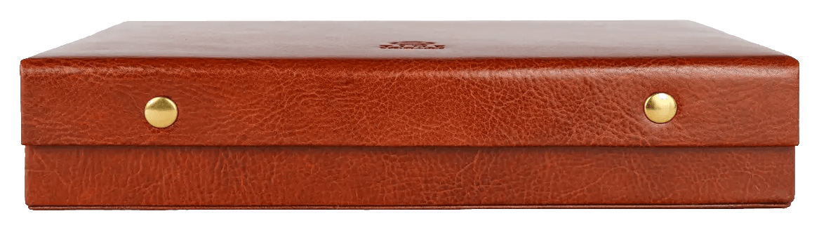 Il Ricordo closed, a slim cognac leather box with two brass studs.