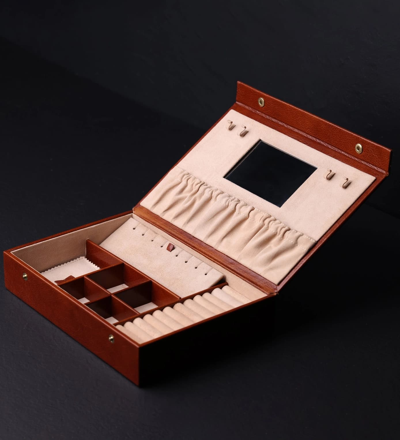 Il Ricordo open: ring rolls, small compartments, necklace hooks and a mirror in the lid.